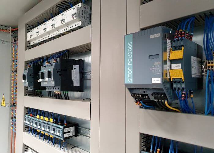 contactor en un cuadro electrico